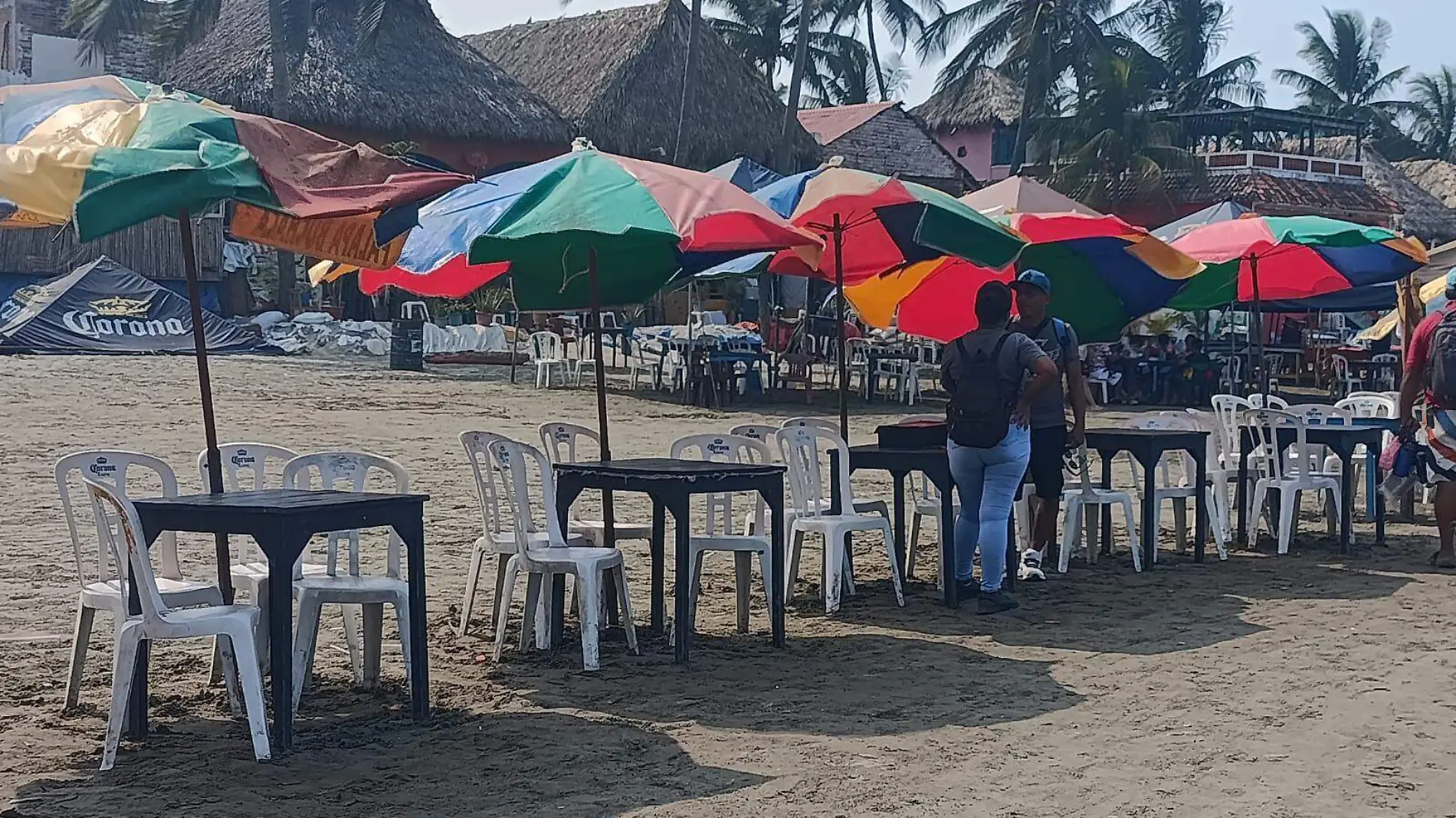 Intenso calor ahuyenta a bañistas y bajan ventas: palaperos de Villa del Mar